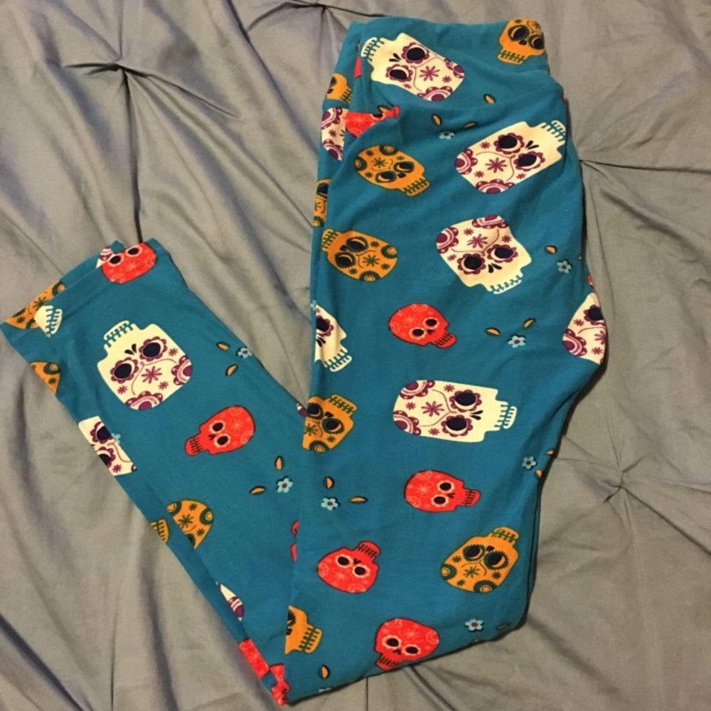 Lularoe OS sugar skull leggings.